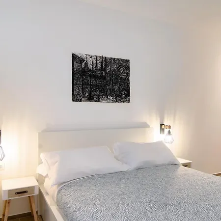 Hostini 2 - Downtown Apartament